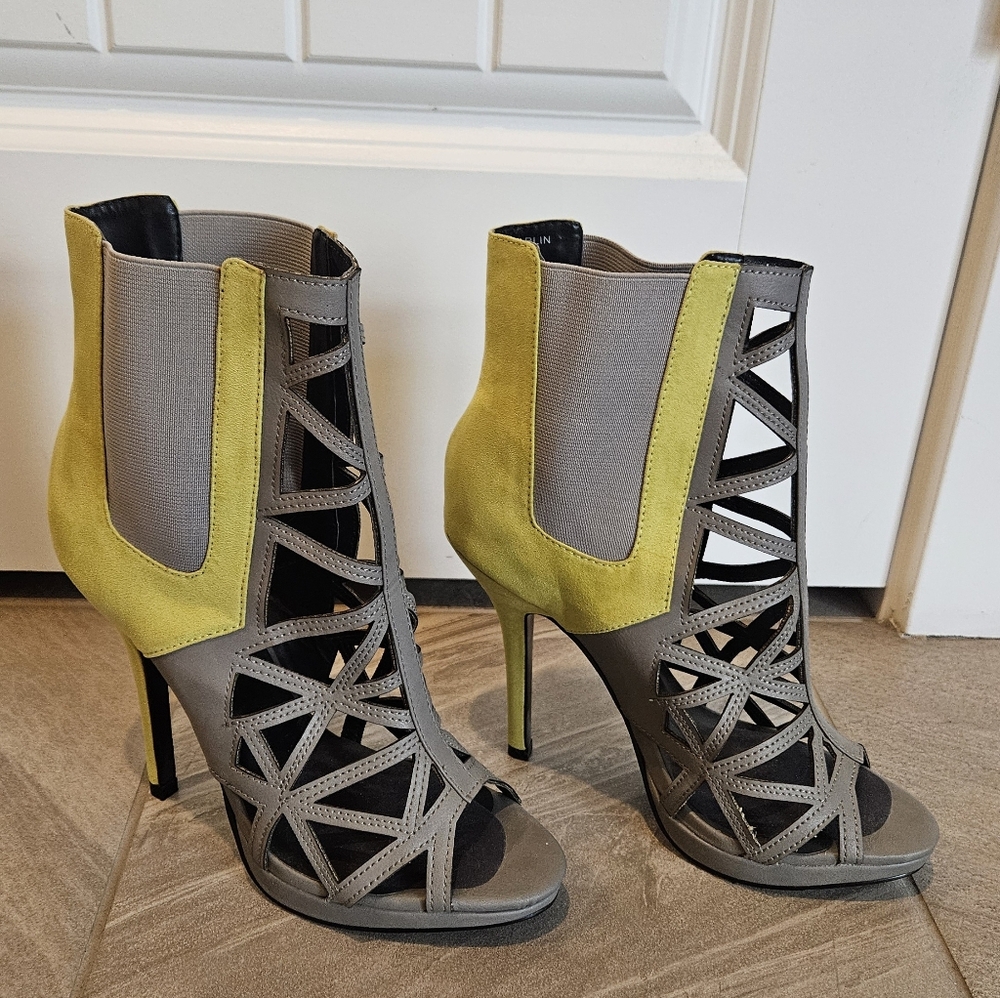Chic Women's Cutout Heeled Boots - Gray and Yellow. Size US 7.